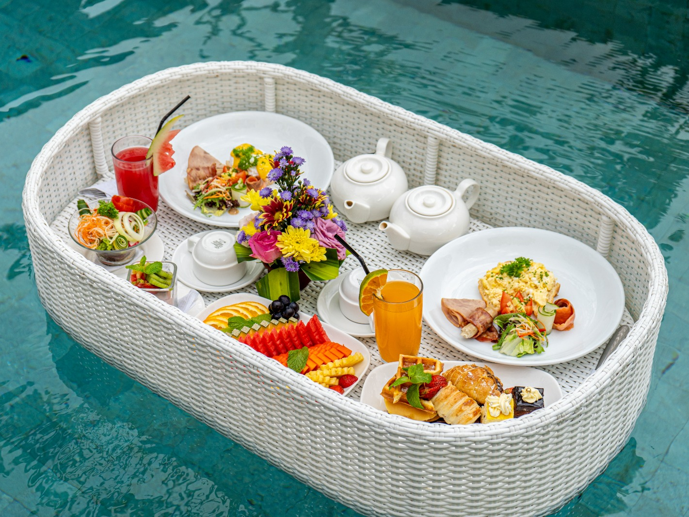 Villa 內漂浮早餐